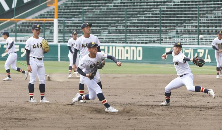 投球練習を行う日本文理の選手＝甲子園