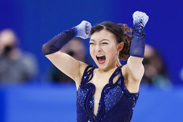 女子ＳＰの演技を終え、ガッツポーズする坂本花織＝ミラノ（共同）