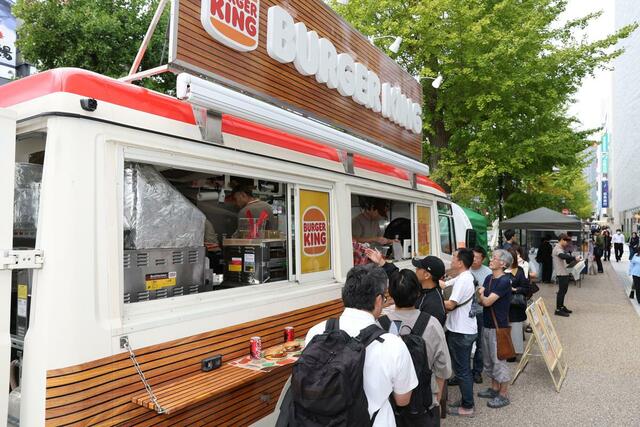 大手ハンバーガーショップ「バーガーキング」のフードトラック販売に並ぶ人々＝１０日、新潟市中央区東大通１のＪＲ新潟駅前