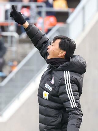 後半、選手に指示を出す新潟の船越優蔵監督＝松山市