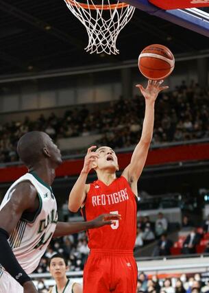 第２クオーター、開志国際の平良宗龍がゴール下で決め、２７－２２