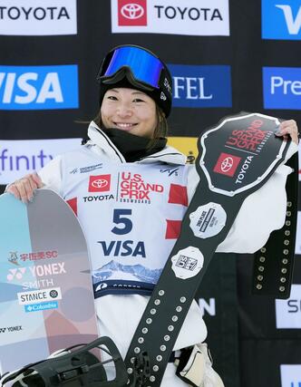 スノーボードＷ杯女子ハーフパイプ第２戦で２位に入り、表彰台で笑顔の冨田せな＝コッパーマウンテン（共同）