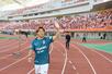 試合後、新潟サポーターに挨拶して回る札幌の堀米悠斗=6日、デンカビッグスワン