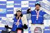 スノーボード全日本選手権男子ハーフパイプで２位の村上広乃輔。右は優勝した平野流佳＝２日、高鷲スノーパーク
