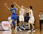 男子決勝リーグ 開志国際-帝京長岡 第4クオーター、ブロックに跳ぶ開志国際の平良宗龍(中央)=新潟市東総合スポーツセンター