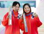 パリ五輪のスケートボード女子ストリートで金メダルを獲得した吉沢恋（右）と銀メダルの赤間凜音＝２８日、パリ（共同）