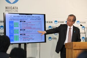 新潟県の2024年度予算案について説明する花角英世知事。予算は今後、県議会での議論を経て決まる=2月14日、県庁