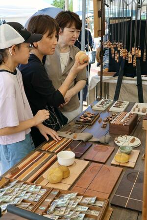 全国のプロ工芸作家が集まった「長岡クラフトフェア2025」=27日、長岡市千秋3