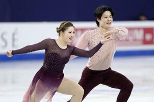 フィギュアスケートの四大陸選手権で演技するアイスダンスの田中梓沙(左)、西山真瑚組=2月、ソウル(共同)