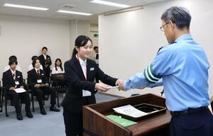 新潟県警の掛神茂幸交通部長から任命書を受け取ったNUTSのメンバー=新潟市中央区新光町4