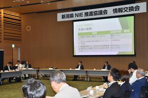 ICTを活用したNIEについて話し合った情報交換会=6月10日、新潟市中央区の新潟日報メディアシップ