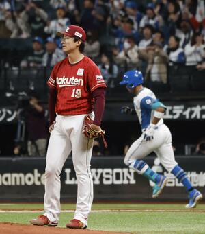 ３回、日本ハム・万波（右）に２ランを浴びた楽天・荘司＝エスコンフィールド