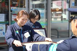 感謝状を手渡されたファミリーマート湯沢奈良山店の笛田昌代さん=湯沢町神立