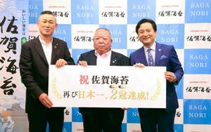 　佐賀県の山口祥義知事（右）に、のりの販売実績などを報告した有明海漁協の幹部＝８日午後、佐賀県庁
