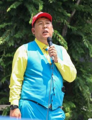街頭演説するNHK党の立花党首=5日午後、兵庫県川西市