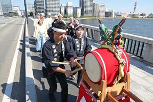 新潟まつりの開催を知らせる「ふれ太鼓」=31日、新潟市中央区の萬代橋