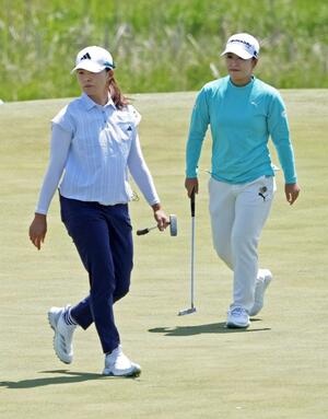 第3ラウンド、同組でプレーする渋野日向子(左)と西郷真央=エリンヒルズ(共同)