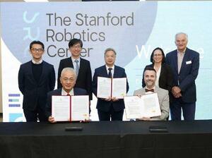 　ロボット分野の協力文書の署名に立ち会ったキョウ・メイキン氏（中央）＝２３日、米西部サンフランシスコ（台湾経済部提供・共同）
