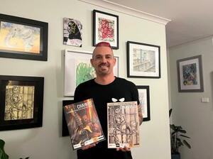 オーストラリアの雑誌「PAPER CHAINED(ペーパー チェーンド)」を手にする編集長のダミアン・リネンさん=5月、オーストラリア・ニューサウスウェールズ州(本人提供)