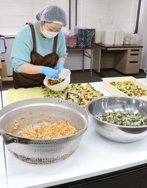 弁当を作る「ココ・ラッテ」の職員。障害のある人の就労を募集している=三条市西本成寺1