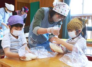 おから、こうじを混ぜてもみ込む双葉保育園の園児ら=長岡市谷内2