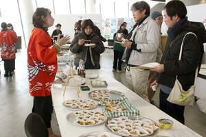 海藻などを使ったメニューが披露された交流会=佐渡市両津夷