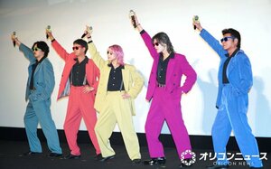 カラフルスーツ＆サングラス姿で登場した（左から）青柳翔、椎名桔平、佐久間大介、中本悠太、小沢仁志 （C）ORICON NewS inc.