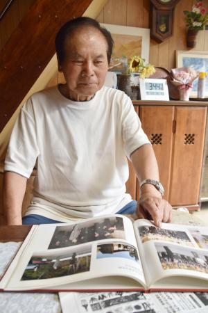 皇太子時代の天皇陛下が群馬県を訪れた記録をまとめた出版物を見る宮沢年彦さん=7月、群馬県上野村