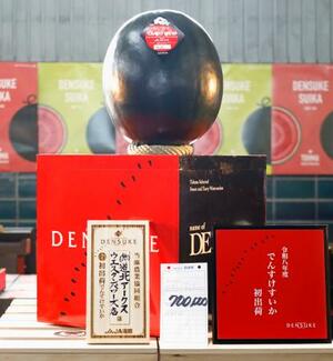 最高値の70万円で落札された「でんすけすいか」=19日午前、北海道旭川市の卸売市場