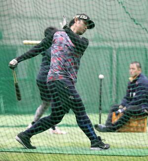 ティー打撃で調整する髙山俊=エコスタ