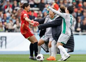 　大宮とのＰＫ戦を制し優勝を決め、祝福される日テレ東京ＶのＧＫ大場（左）＝Ｕ等々力