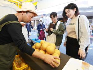 市内の農産物や加工品が並んだ「にいがた2km 食花マルシェ」=12日、新潟市中央区万代1