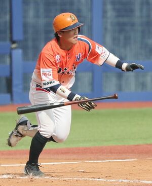 5回2死一、三塁 高義博が逆転の適時三塁打を放ち2-1=8日、エコスタ