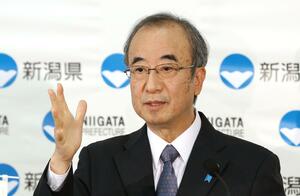 衆院選の結果について考えを述べる花角英世知事=11月1日、県庁