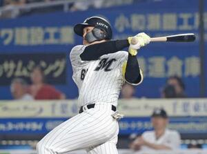 3回ロッテ1死一、二塁、山本が左越えに適時二塁打を放つ=ZOZOマリン