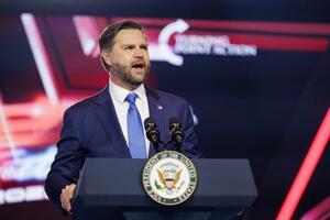 　２１日、米アリゾナ州フェニックスで、演説するバンス副大統領（ゲッティ＝共同）