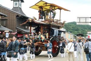 村上市の中心市街地を練り歩く屋台の行列=7月7日、村上市上町