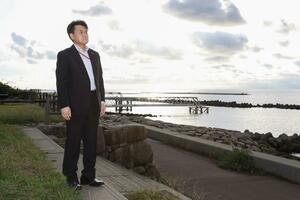 横田めぐみさんの拉致現場に近い寄居浜を見つめる同級生の小栗武さん=新潟市中央区