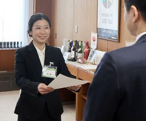 中川幹太市長から辞令を受け取る加藤広子さん(左)=上越市役所