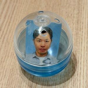 　カプセルに入った津守将充さんの証明写真