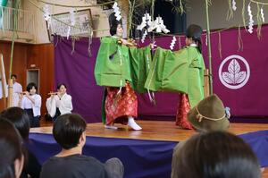 谷浜小の児童や地元の神職らが地域に伝わる舞を披露した「月満夜の里神楽」=27日、上越市有間川