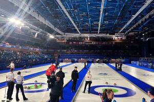 停電が発生し、競技が中断したカーリング混合ダブルス1次リーグ=4日、イタリア・コルティナダンペッツォ(共同)