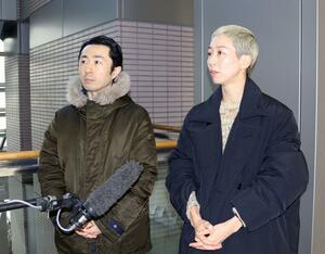 要望書を提出後、囲み取材に応じるノイズムの井関佐和子さん（右）と山田勇気さん＝１３日、新潟市役所