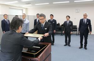 優秀な成績を収めた事業所に贈られるプラチナ賞の表彰式=県警本部