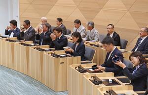 柏崎市議会の議場で茶を味わう市議=10日
