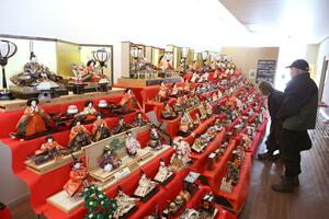色とりどりのひな人形が並ぶ展示会＝２４日、上越市板倉区米増