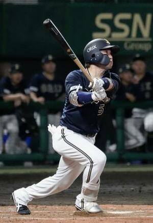 6回オリックス2死、西野が右越えに先制ソロを放つ=沖縄セルラー
