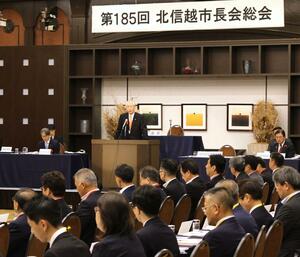 能登半島豪雨に関する緊急決議を採択した北信越市長会総会=10月10日、上越市