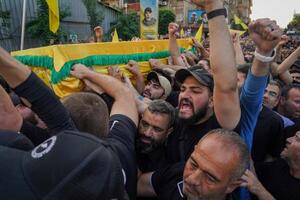 イスラエル軍に殺害されたヒズボラ幹部の葬儀に参列した支持者ら=24日、レバノン・ベイルート(ゲッティ=共同)