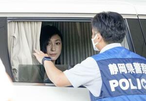 新東名高速道路の浜松SAで、車中から実況見分に立ち会う広末涼子さん=7月28日、浜松市